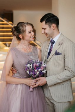 Gelin ve damadın ilk buluşması otel merdivenlerinde.