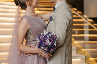 Gelin ve damadın ilk buluşması otel merdivenlerinde.