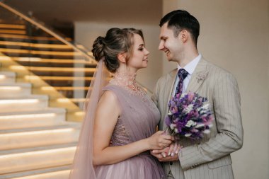 Gelin ve damadın ilk buluşması otel merdivenlerinde.