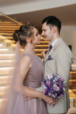 Gelin ve damadın ilk buluşması otel merdivenlerinde.