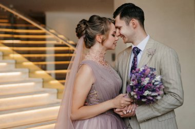 Gelin ve damadın ilk buluşması otel merdivenlerinde.