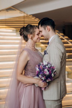 Gelin ve damadın ilk buluşması otel merdivenlerinde.