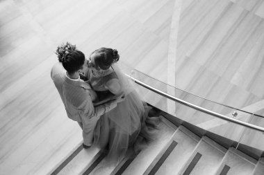 Gelin ve damadın ilk buluşması otel merdivenlerinde.