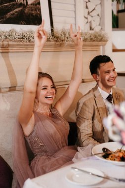 Yeni evlilerin portresi düğün şöleninde başkanlık makamında.