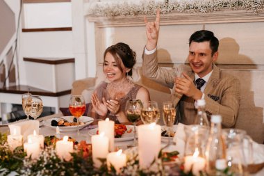 Yeni evlilerin portresi düğün şöleninde başkanlık makamında.