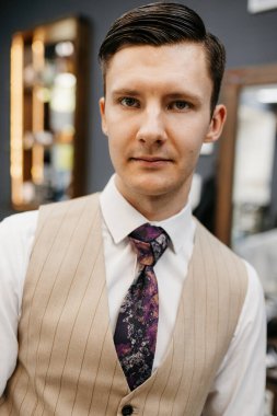 Beyefendinin berber dükkanında sakalını kesen sakallı adam.