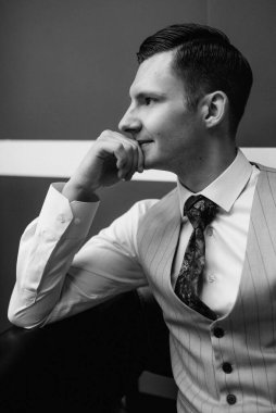 Beyefendinin berber dükkanında sakalını kesen sakallı adam.