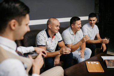 Beyefendinin berber dükkanında sakalını kesen sakallı adam.