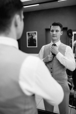 Beyefendinin berber dükkanında sakalını kesen sakallı adam.