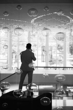 Gelin ve damadın ilk buluşması otel merdivenlerinde.