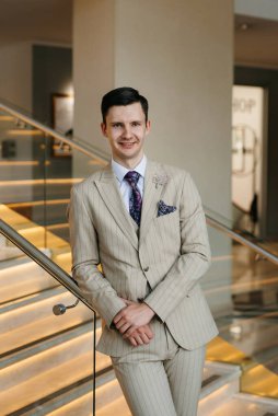 Gelin ve damadın ilk buluşması otel merdivenlerinde.