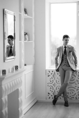 Parlak stüdyoda bej takım elbiseli damat.