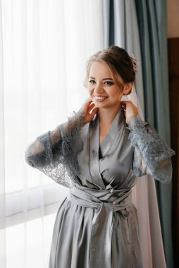 Bir kır evinde gelinlerin düğün hazırlıkları