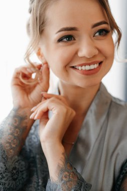 Bir kır evinde gelinlerin düğün hazırlıkları