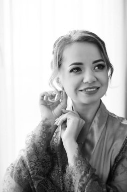 Bir kır evinde gelinlerin düğün hazırlıkları