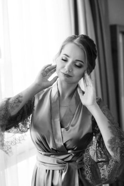 Bir kır evinde gelinlerin düğün hazırlıkları