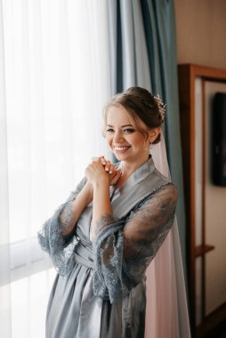 Bir kır evinde gelinlerin düğün hazırlıkları