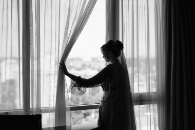 Bir kır evinde gelinlerin düğün hazırlıkları