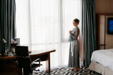 Bir kır evinde gelinlerin düğün hazırlıkları