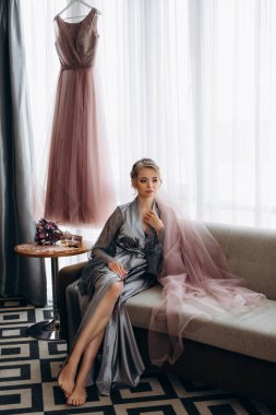 Bir kır evinde gelinlerin düğün hazırlıkları