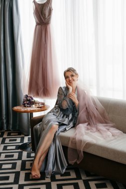 Bir kır evinde gelinlerin düğün hazırlıkları