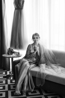 Bir kır evinde gelinlerin düğün hazırlıkları