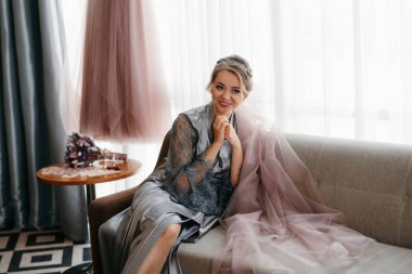 Bir kır evinde gelinlerin düğün hazırlıkları