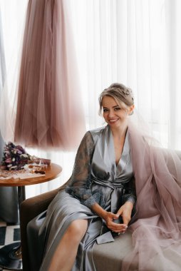 Bir kır evinde gelinlerin düğün hazırlıkları