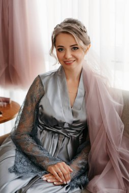 Bir kır evinde gelinlerin düğün hazırlıkları