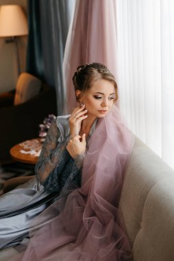 Bir kır evinde gelinlerin düğün hazırlıkları