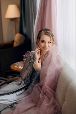 Bir kır evinde gelinlerin düğün hazırlıkları