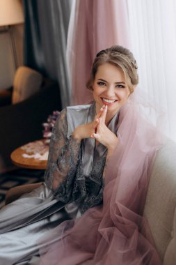 Bir kır evinde gelinlerin düğün hazırlıkları