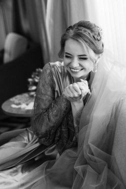 Bir kır evinde gelinlerin düğün hazırlıkları