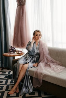 Bir kır evinde gelinlerin düğün hazırlıkları