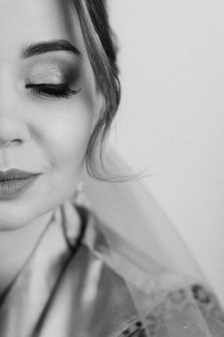 Bir kır evinde gelinlerin düğün hazırlıkları