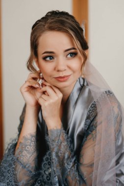 Bir kır evinde gelinlerin düğün hazırlıkları