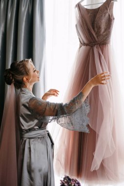 Bir kır evinde gelinlerin düğün hazırlıkları