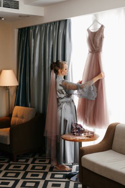 Bir kır evinde gelinlerin düğün hazırlıkları