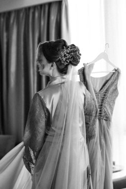 Bir kır evinde gelinlerin düğün hazırlıkları