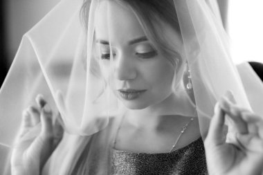 Beyaz elbiseli gelin otelin içindeki eğitim kampında.