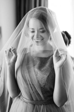 Beyaz elbiseli gelin otelin içindeki eğitim kampında.