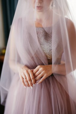 Beyaz elbiseli gelin otelin içindeki eğitim kampında.