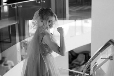 Gelin ve damadın ilk buluşması otel merdivenlerinde.