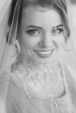 Gelin lavanta renkli pofuduk gelinlik içinde parlak bir stüdyoda buketle