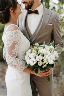 Bir erkek ve bir kız yeni evliler yazın ormanda yürüyorlar.