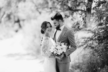 Bir erkek ve bir kız yeni evliler yazın ormanda yürüyorlar.