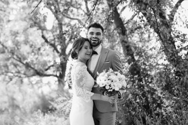 Bir erkek ve bir kız yeni evliler yazın ormanda yürüyorlar.