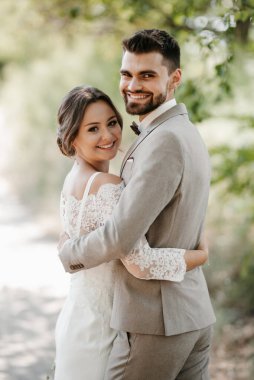 Bir erkek ve bir kız yeni evliler yazın ormanda yürüyorlar.