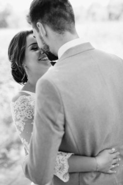 Bir erkek ve bir kız yeni evliler yazın ormanda yürüyorlar.