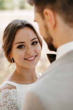 Bir erkek ve bir kız yeni evliler yazın ormanda yürüyorlar.